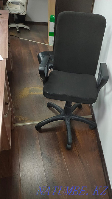 Тез арада администратор мен кеңсе үстелдері, креслолар, гардероб сатамыз  Астана - изображение 6