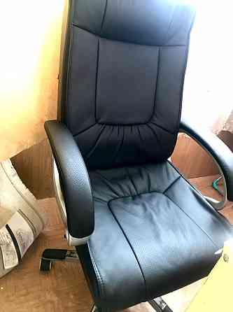 Продам офисное кожанное кресло Petropavlovsk