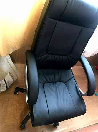 Продам офисное кожанное кресло  Петропавл