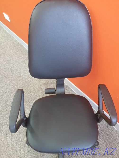 Office chairs 7 pieces, leatherette excellent condition Almaty - photo 4