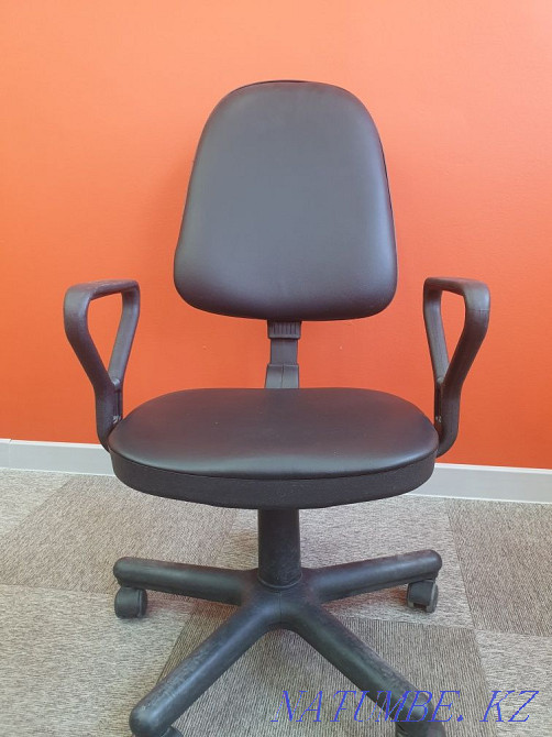 Office chairs 7 pieces, leatherette excellent condition Almaty - photo 1