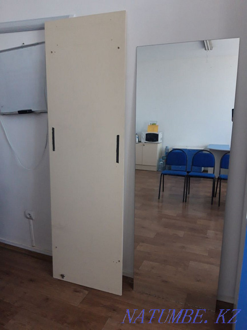 Продам зеркало, тумба ,стулья для офиса 4шт ,ширма, доска 1,5 м *1 , Нуркен - изображение 5