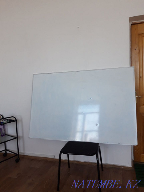 Продам зеркало, тумба ,стулья для офиса 4шт ,ширма, доска 1,5 м *1 , Нуркен - изображение 6