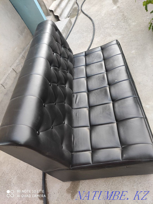 Urgently selling leather black sofa. Surface size 150*60 Нурмухамеда Есентаева - photo 1