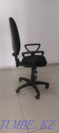 Продам офисное кресло хорошее 8.000 Актау - изображение 2