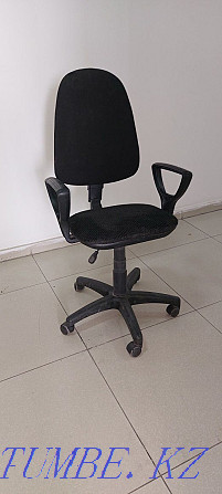 Продам офисное кресло хорошее 8.000 Актау - изображение 1