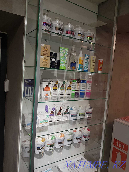 витрина стеклянная с полочками Алматы - изображение 2