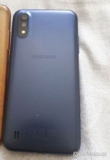 Selling galaxy A01 in good condition, complete with case; charger Almaty - photo 2