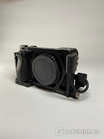 Пайдаланылған Sony A6500 камерасы (қаңқасы) + тор және т.б. сатылады  Алматы - изображение 1