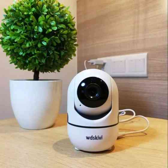 Поворотная видеокамера/ Wi-Fi видеоняня онлайн с приложением 