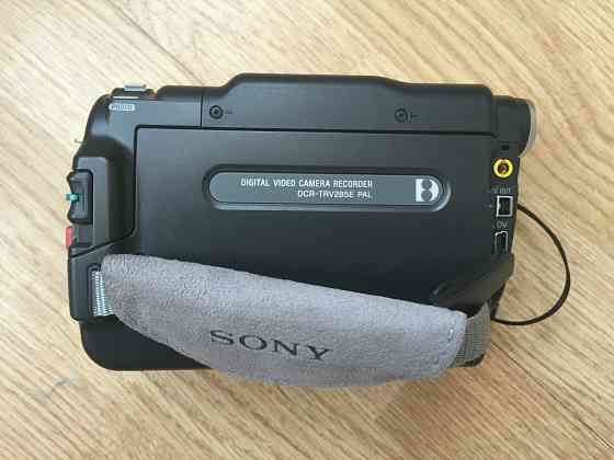 Цифровая кассетная видеокамеру Sony Handycam 