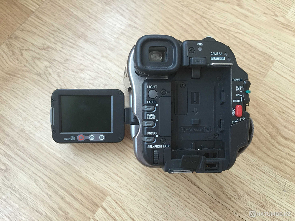 Digital cassette video camera Sony Handycam  - photo 3