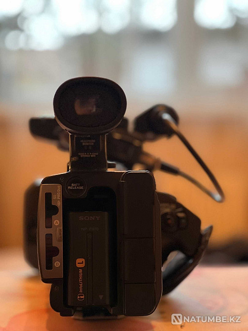 Selling URGENTLY Sony AX-2000 video camera  - photo 3