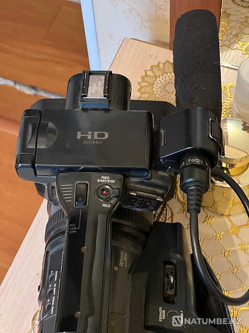 Selling URGENTLY Sony AX-2000 video camera  - photo 4