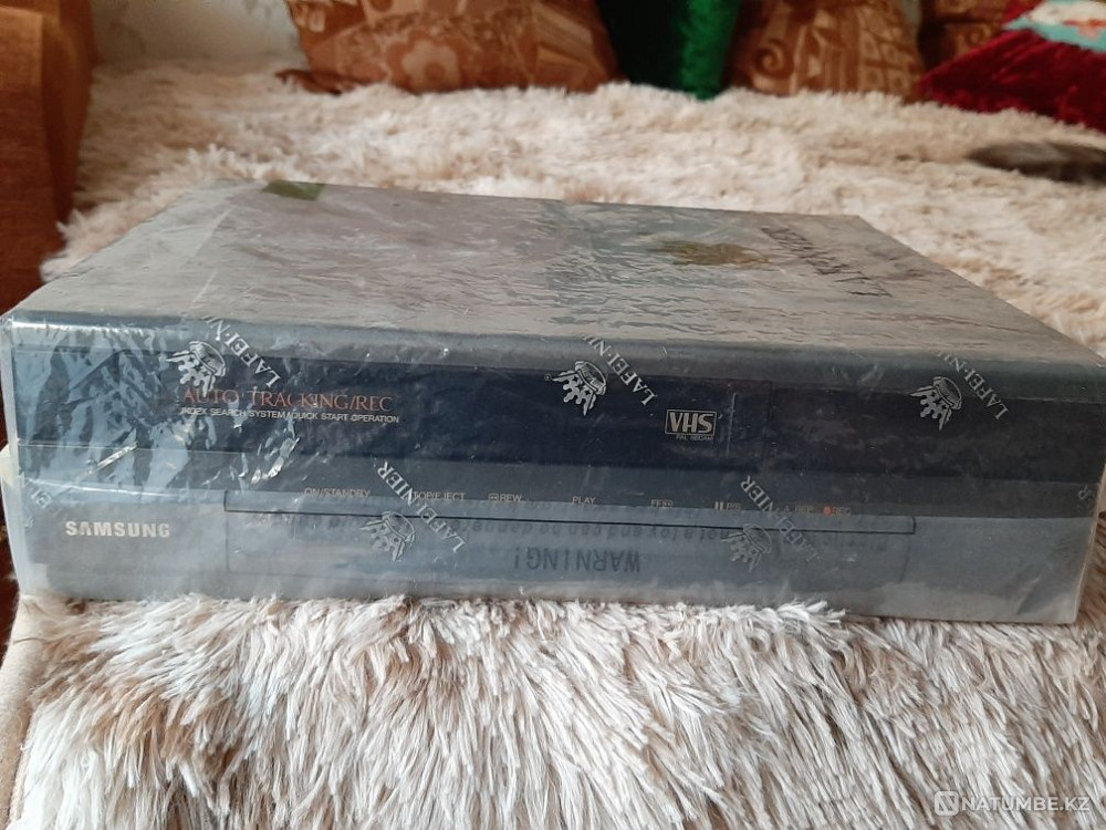 Video tape recorder with cassettes  - photo 2