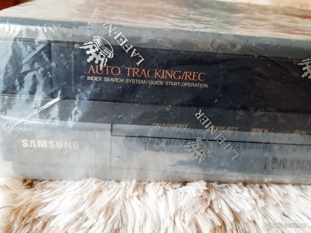 Video tape recorder with cassettes  - photo 1