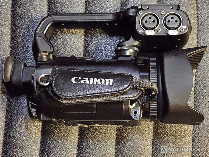 Компактная профессиональная видеокамера Canon XA11  - изображение 2