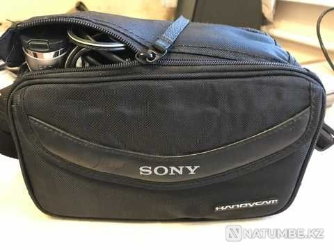 I am selling an original SONY camcorder purchased in Dubai with discs. BARGAIN  - photo 3