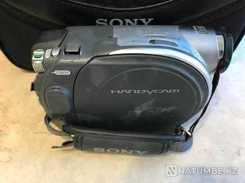 I am selling an original SONY camcorder purchased in Dubai with discs. BARGAIN  - photo 4