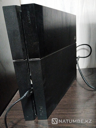 PlayStation 4 + FIFA 19 disc  - photo 3