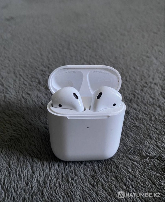 Продам почти новые наушники оригинал airpods 2 Алматы - изображение 3