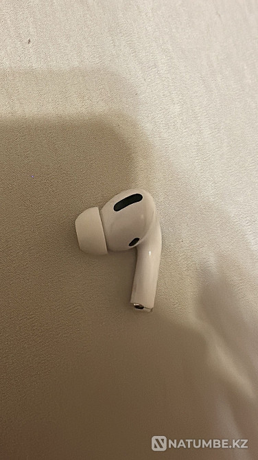 AirPods. Правый наушник. Оригинал Алматы - изображение 1