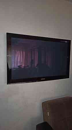 Телевизор Samsung с кронштейном и пультом в идеальном состоянии Ridder