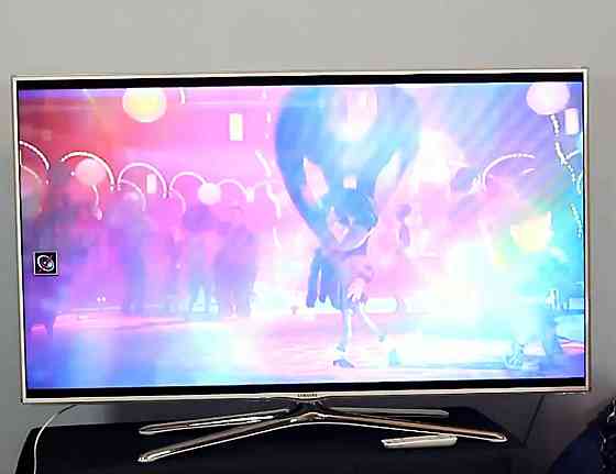 Шикарный телевизор белый оригинал Samsung 120cm 