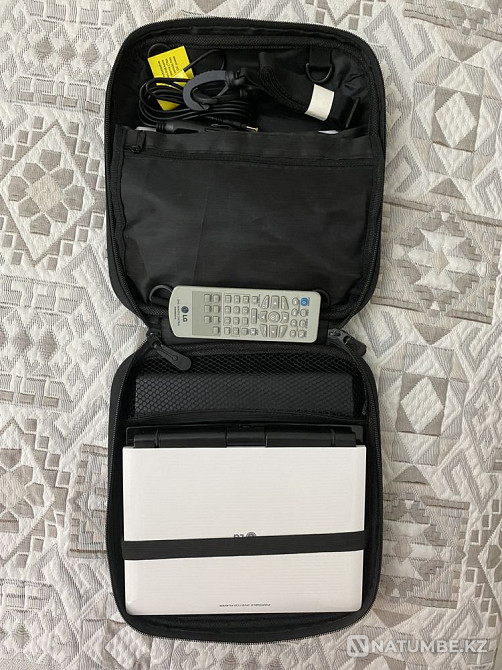 DVD player / with screen, portable Almaty - photo 4