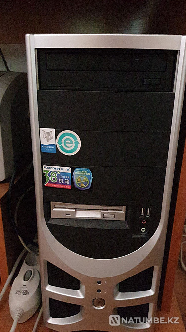 Компьютер вместе со столик; можно все по отдельности Алматы - изображение 2