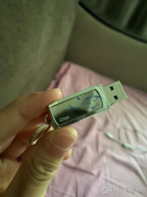 Продам флешки 2гб 2шт есть (оргинал) Алматы - изображение 1