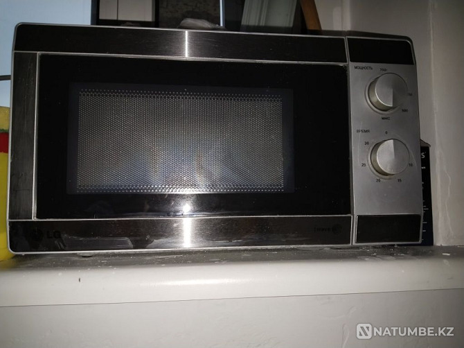 Microwave oven works well and heats; in good condition Almaty - photo 1