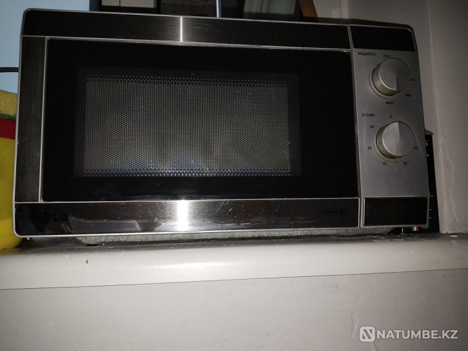 Microwave oven works well and heats; in good condition Almaty - photo 2