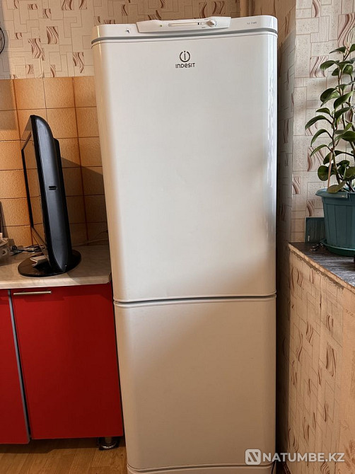 Продаю холодильник Indesit; на запчасть Алматы - изображение 1