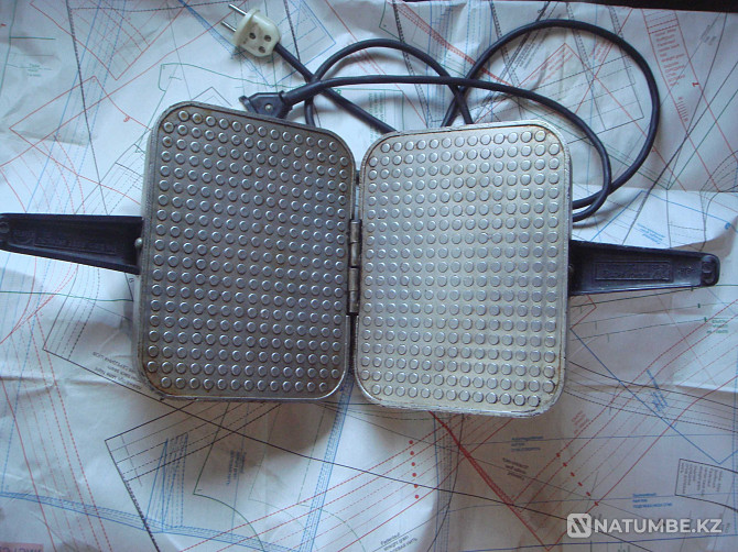 Waffle iron USSR Electric 1979 Working - clean Almaty - photo 4