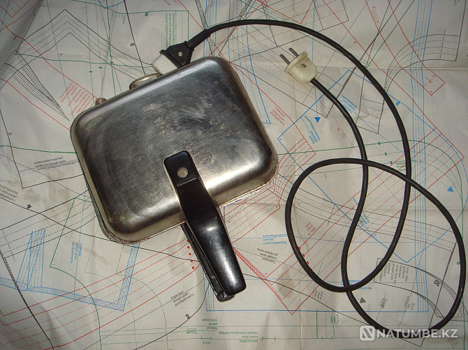 Waffle iron USSR Electric 1979 Working - clean Almaty - photo 6