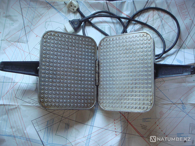 Waffle iron USSR Electric 1979 Working - clean Almaty - photo 3