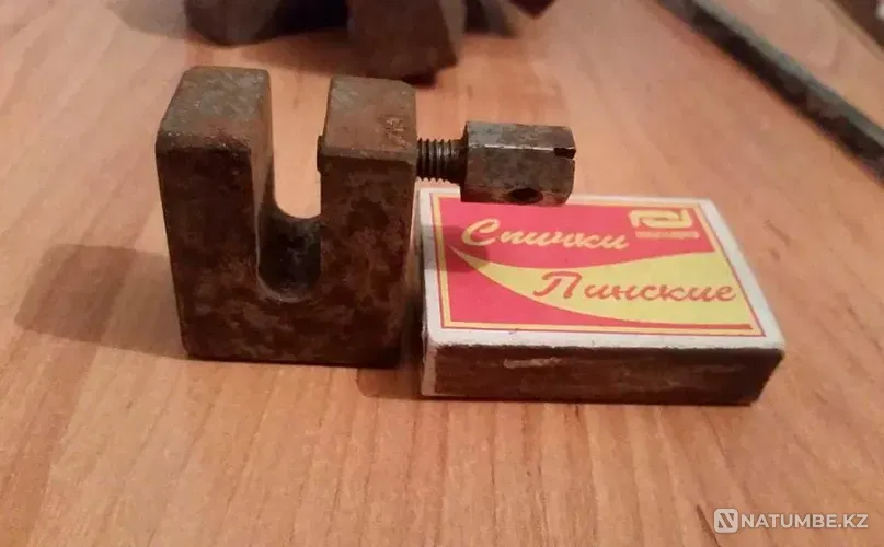 Тиски маленькие, настольные. СССР Костанай - изображение 1