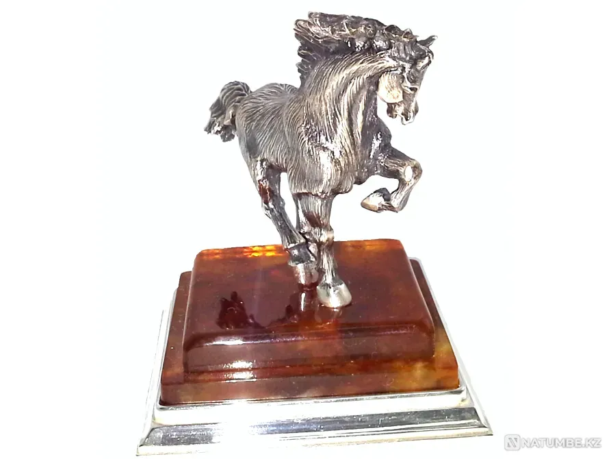 Сувенир "Лошадь" на янтарном постаменте Москва - изображение 2