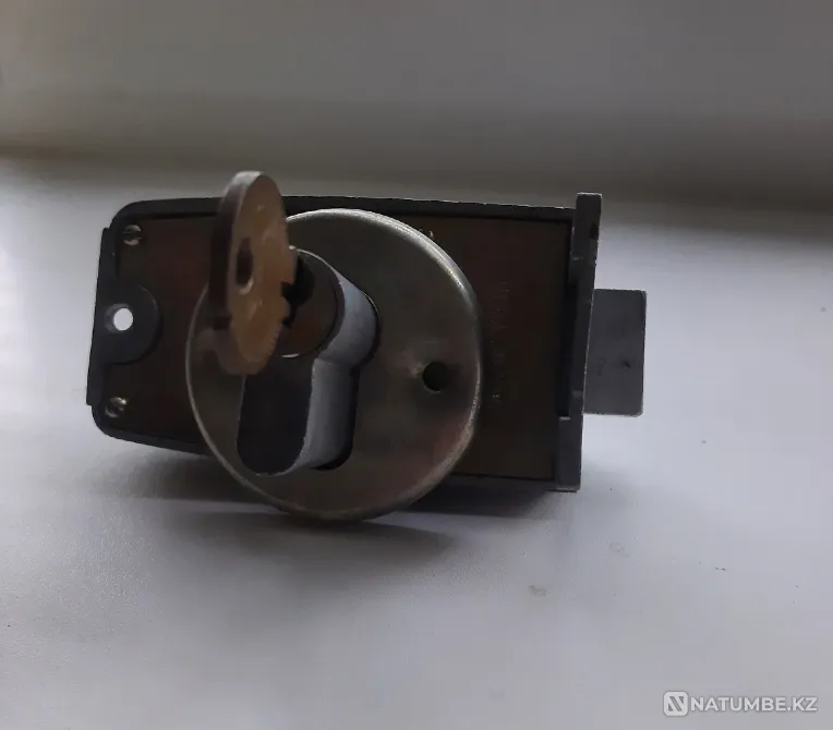 Selling a used surface-mounted lock with a rotary handle Almaty - photo 2