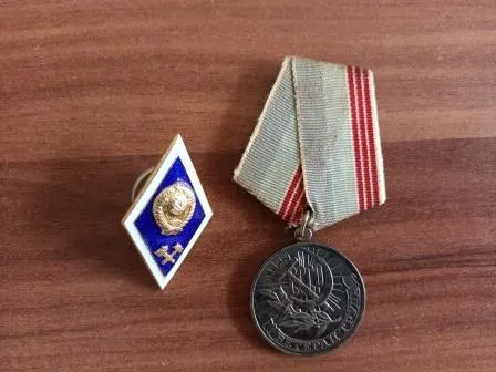 Медаль СССР «Ветеран труда» и знак СССР Ромб выпускника ВУЗа Караганда