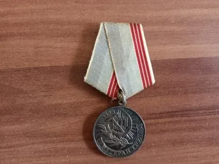 Медаль СССР «Ветеран труда» и знак СССР Ромб выпускника ВУЗа Караганда