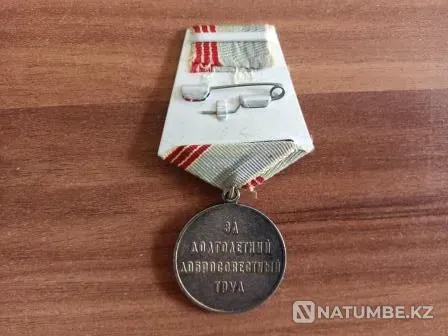 Медаль СССР «Ветеран труда» и знак СССР Ромб выпускника ВУЗа Караганда - изображение 3