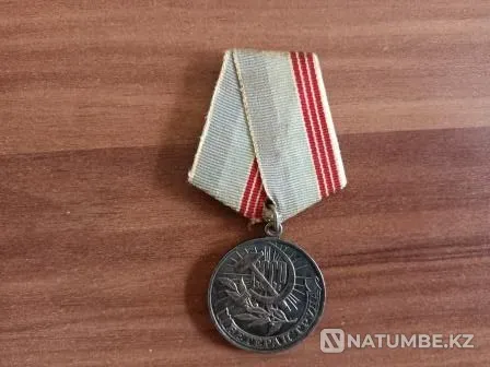 Медаль СССР «Ветеран труда» и знак СССР Ромб выпускника ВУЗа Караганда - изображение 2